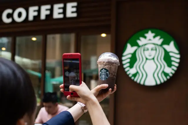 Starbucks - фотографирование с чашкой кофе на улице