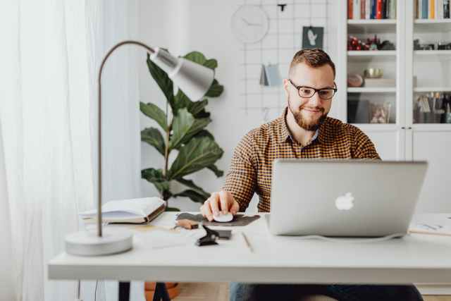 человек, использующий macbook