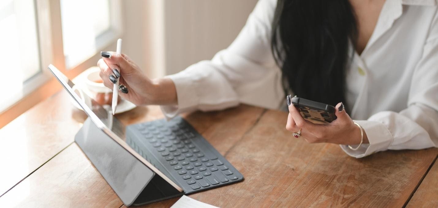 Mulher com tablet UX