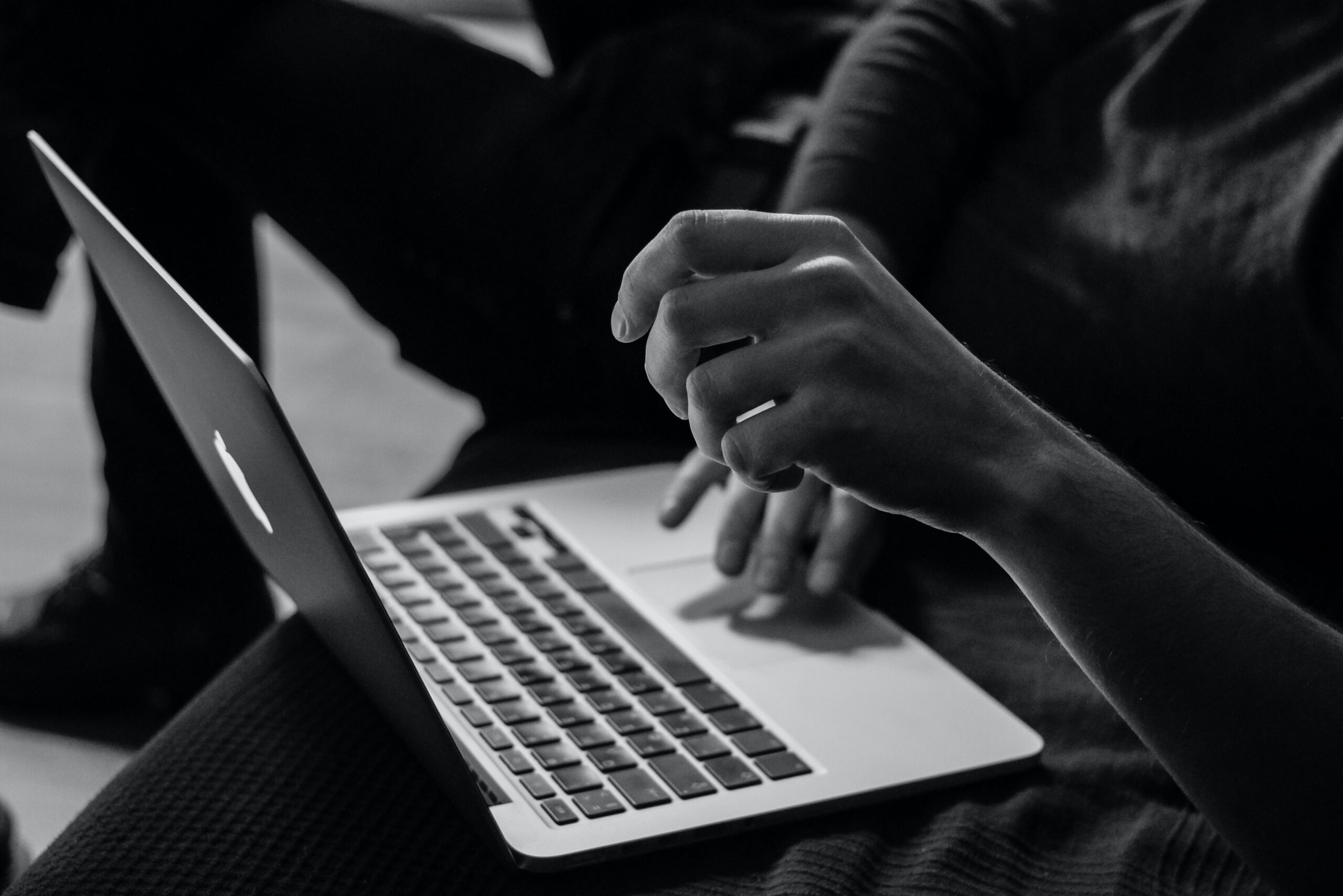 Person mit Computer-Laptop