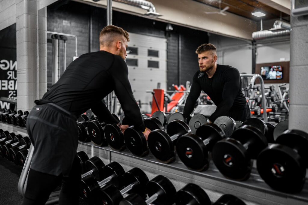 hombre mirando en el espejo en el gimnasio