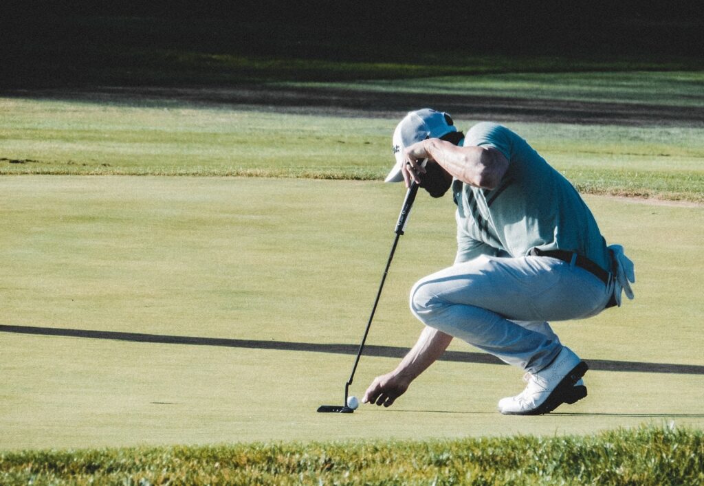 hombre jugando golf