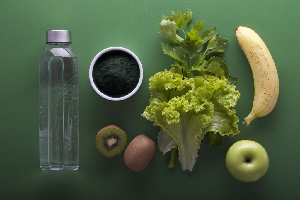 verduras y frutas saludables en la mesa