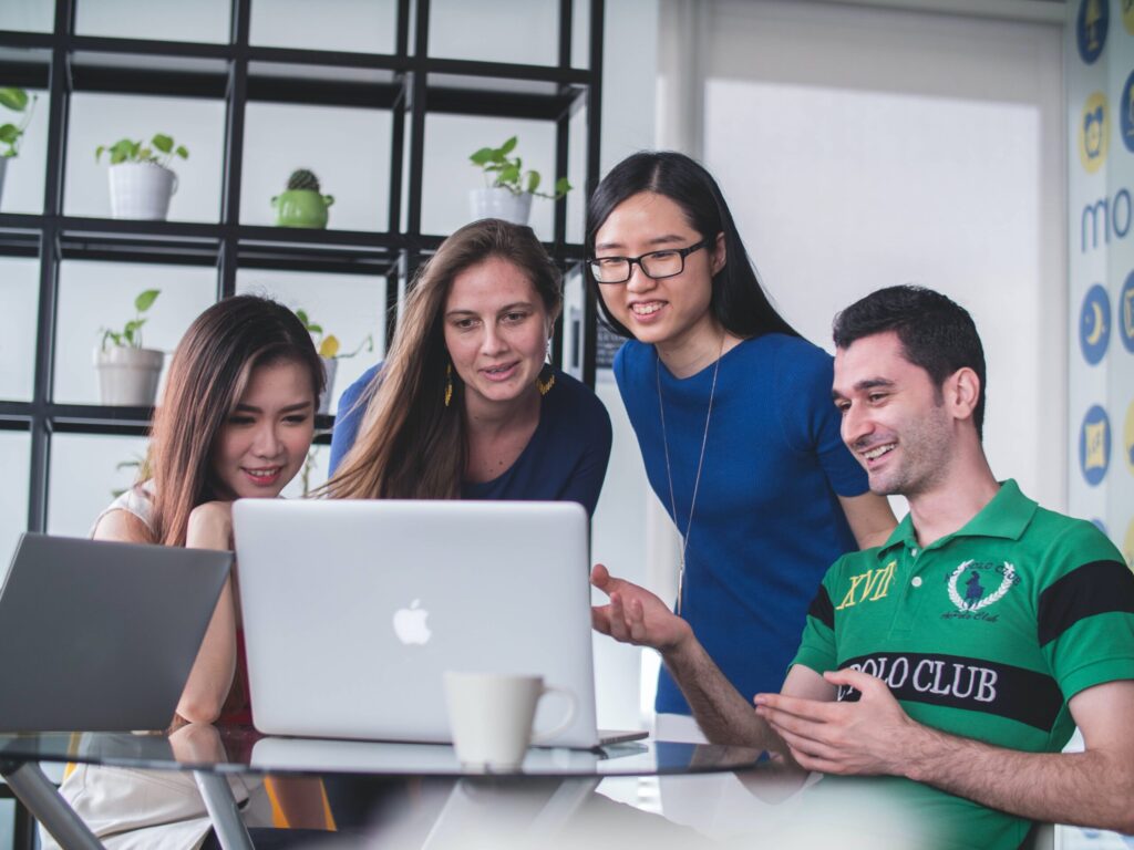 pessoas olhando para laptop