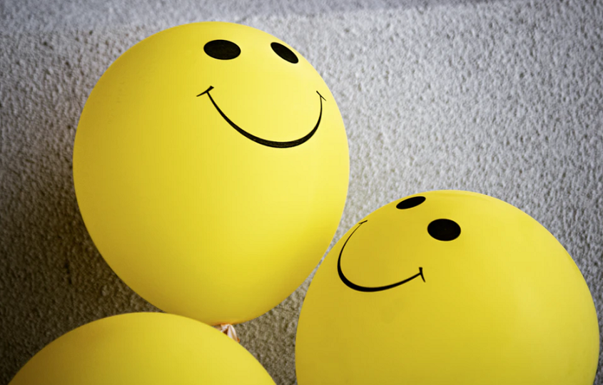 ballons avec des visages souriants