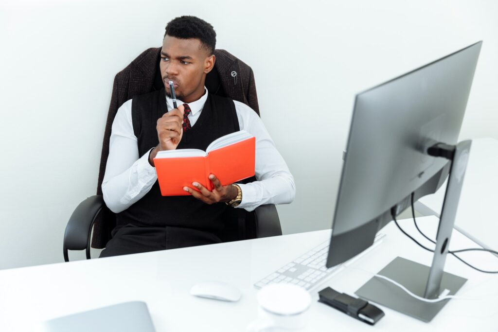 homem pensando em marketing de afiliados