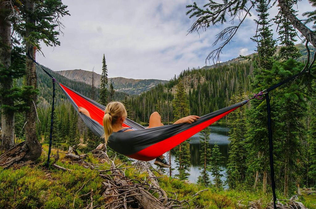 mujer disfrutando al aire libre