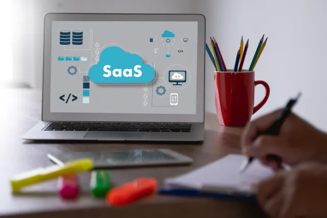 SAAS ผู้ชายช่างคิดมองหน้าจอแท็บเล็ตดิจิตอล