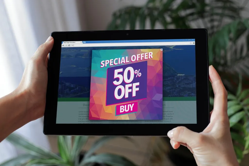 販売を宣伝するウェブサイトポップアップが表示されたタブレットの写真