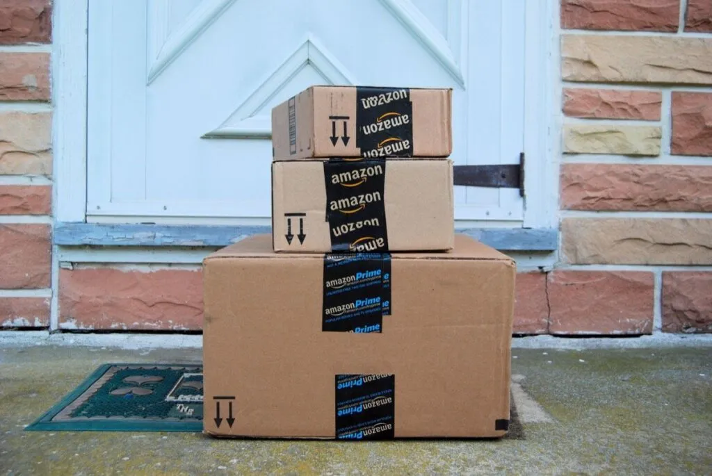 Una pila de cajas de Amazon