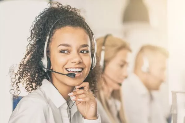 Femme travaillant dans un centre d'appels