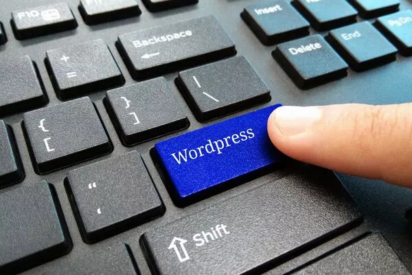 Bouton WordPress enfoncé sur un clavier