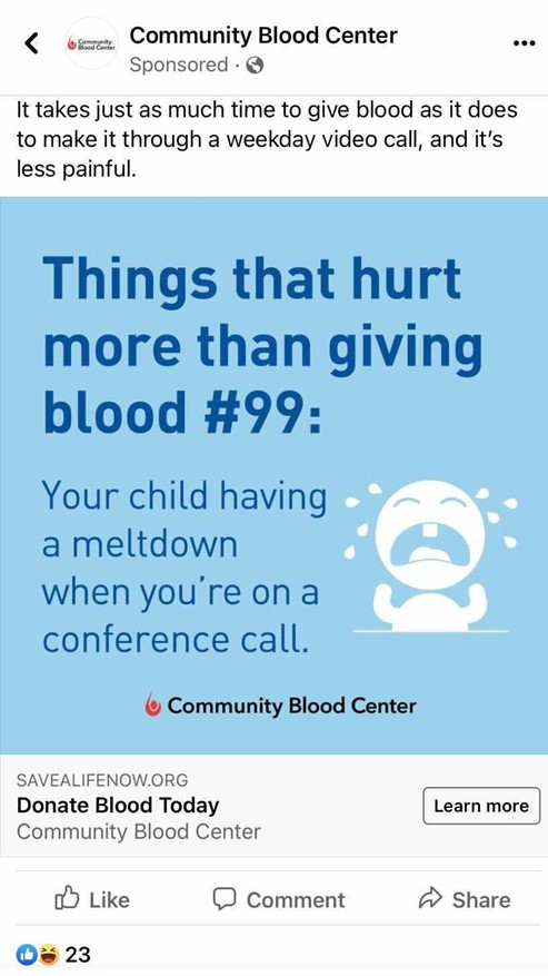 Une publicité Facebook du Community Blood Center qui se compose d'une image avec un fond bleu clair et un texte bleu foncé qui se lit comme suit : "Les choses qui font plus mal que de donner du sang #99 : Votre enfant s'effondre lorsque vous êtes en conférence téléphonique"