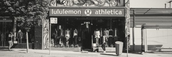 Черно-белое фото витрины магазина lululemon