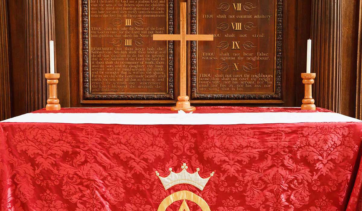 autel avec revêtement rouge et croix à l'église.