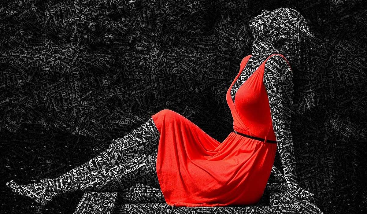 femme vêtue d'une robe rouge est couverte de mots blancs sur noir.