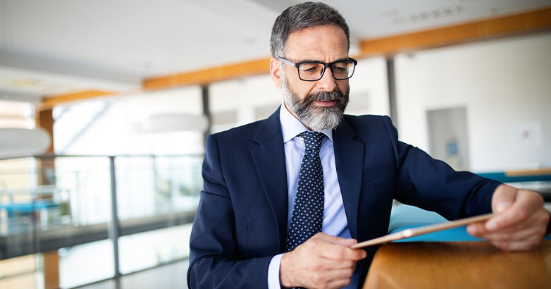 Um consultor financeiro verificando estudos de caso