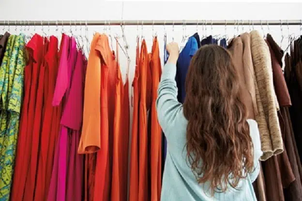 La femme regarde les vêtements de luxe colorés