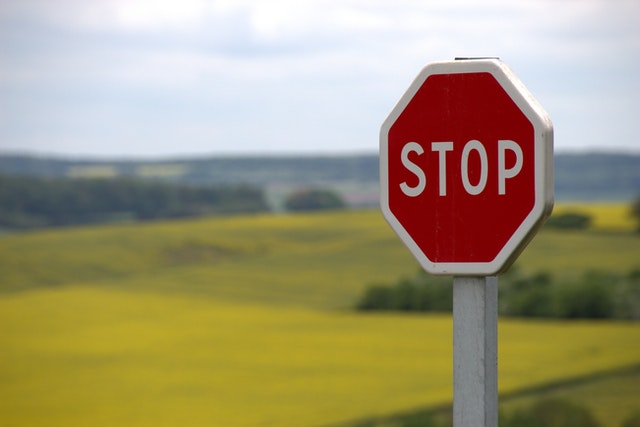 Stoppschild im Feld