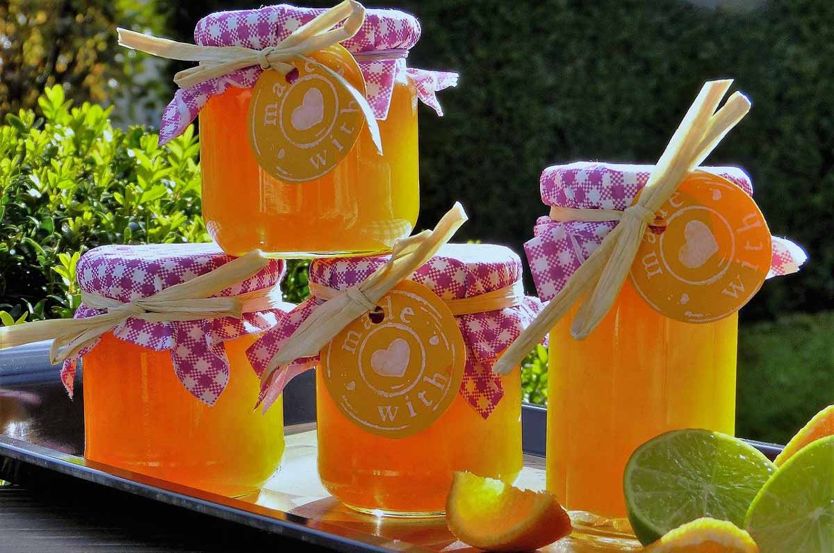 pots de confiture d'oranges à dessus quadrillé.