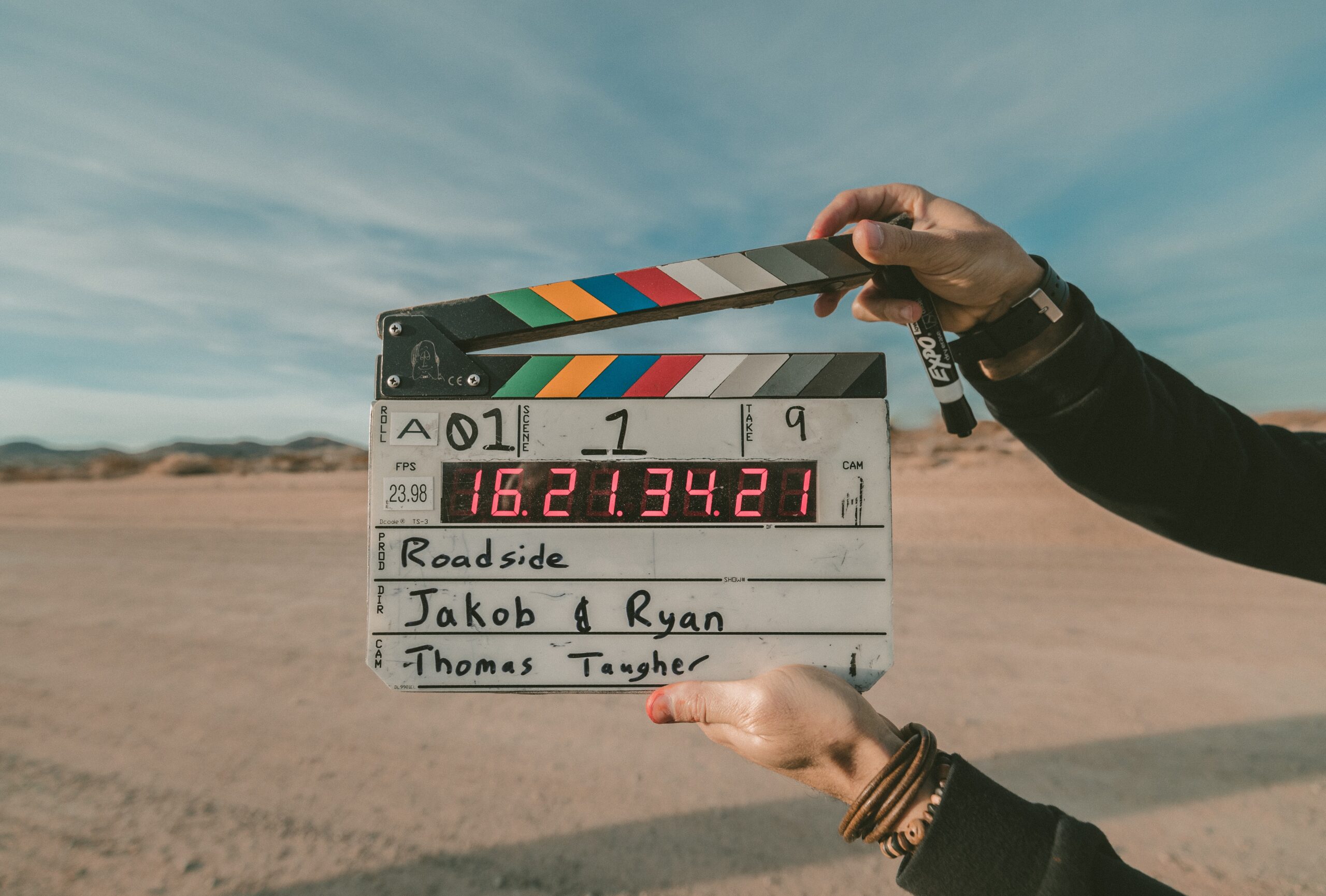 Persona che riprende una scena di un film