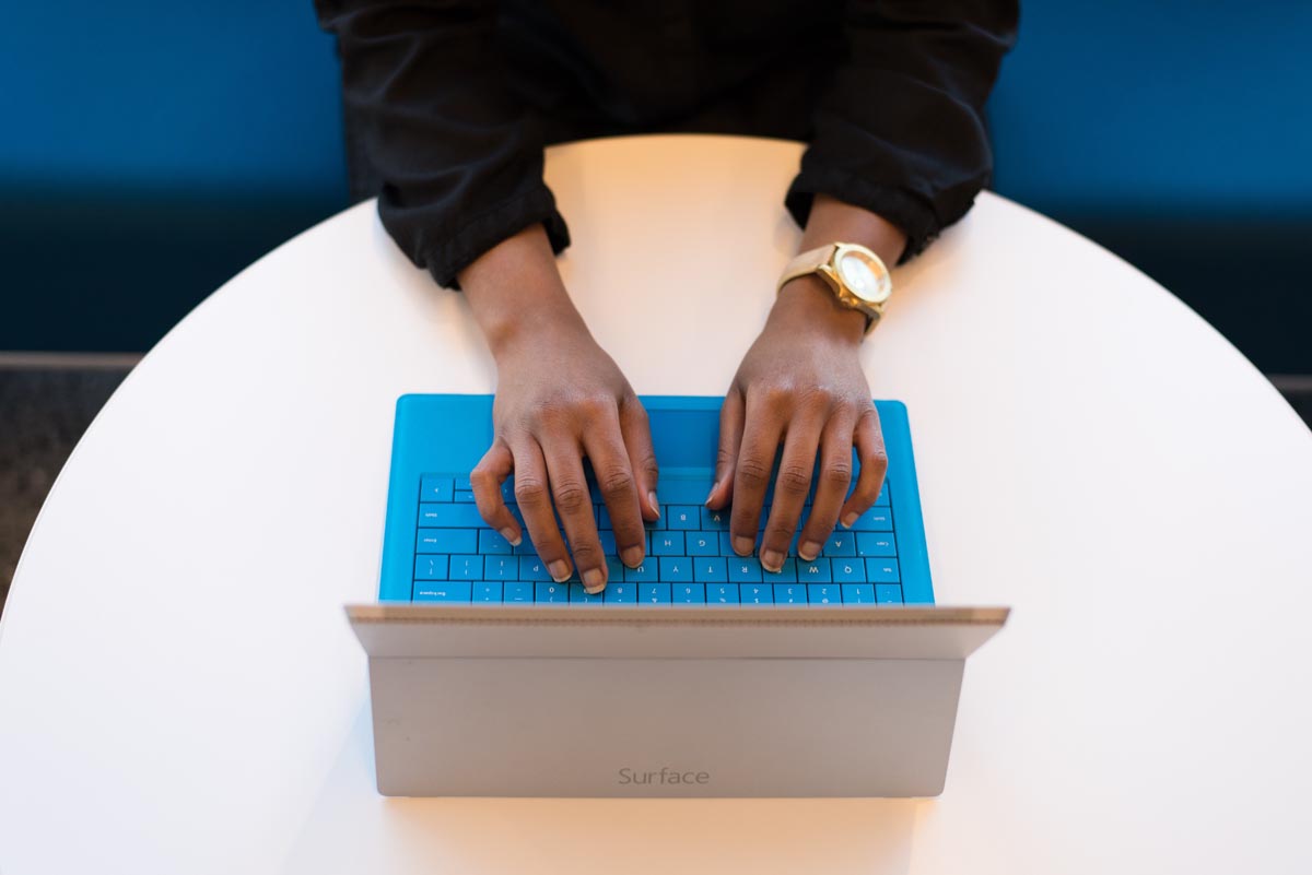 persona escribiendo en una laptop