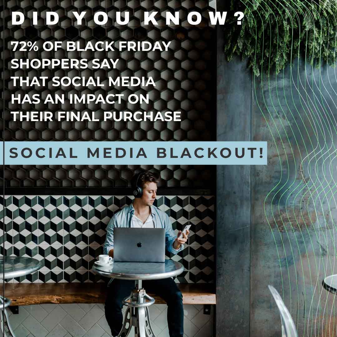 l'uomo si siede al bar all'aperto al laptop mentre controlla il telefono con un testo sulle statistiche dei social media del Black Friday.