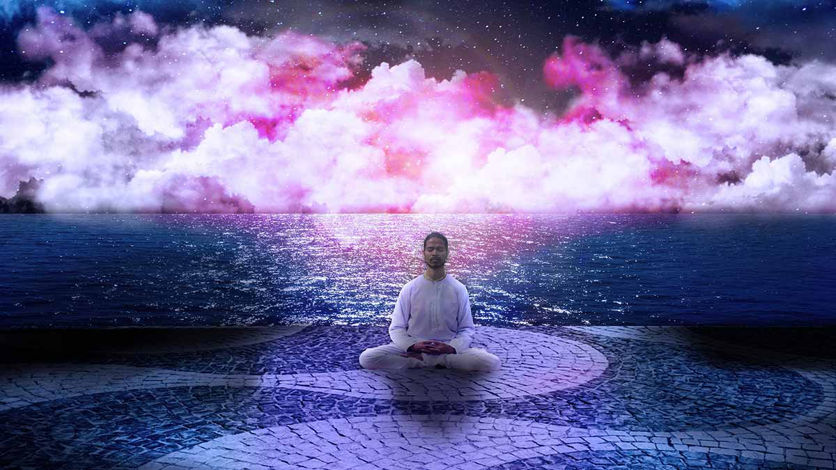 hombre de piernas cruzadas meditando en el camino rosa con nubes rosadas arriba.