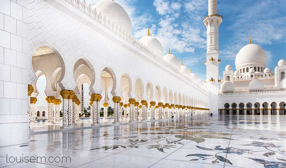 masjid putih cerah menggambarkan rasa surgawi Tuhan.