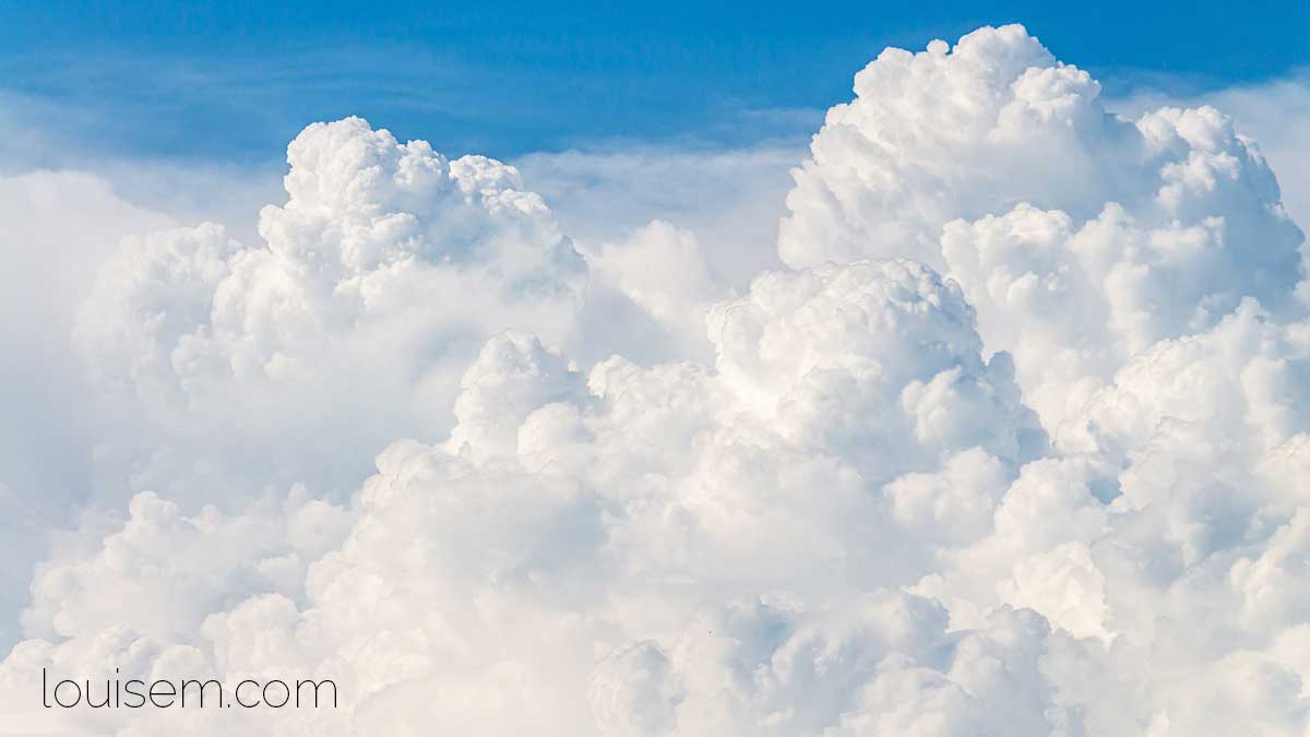 ふわふわの白い雲は純粋で空気のように見えます。