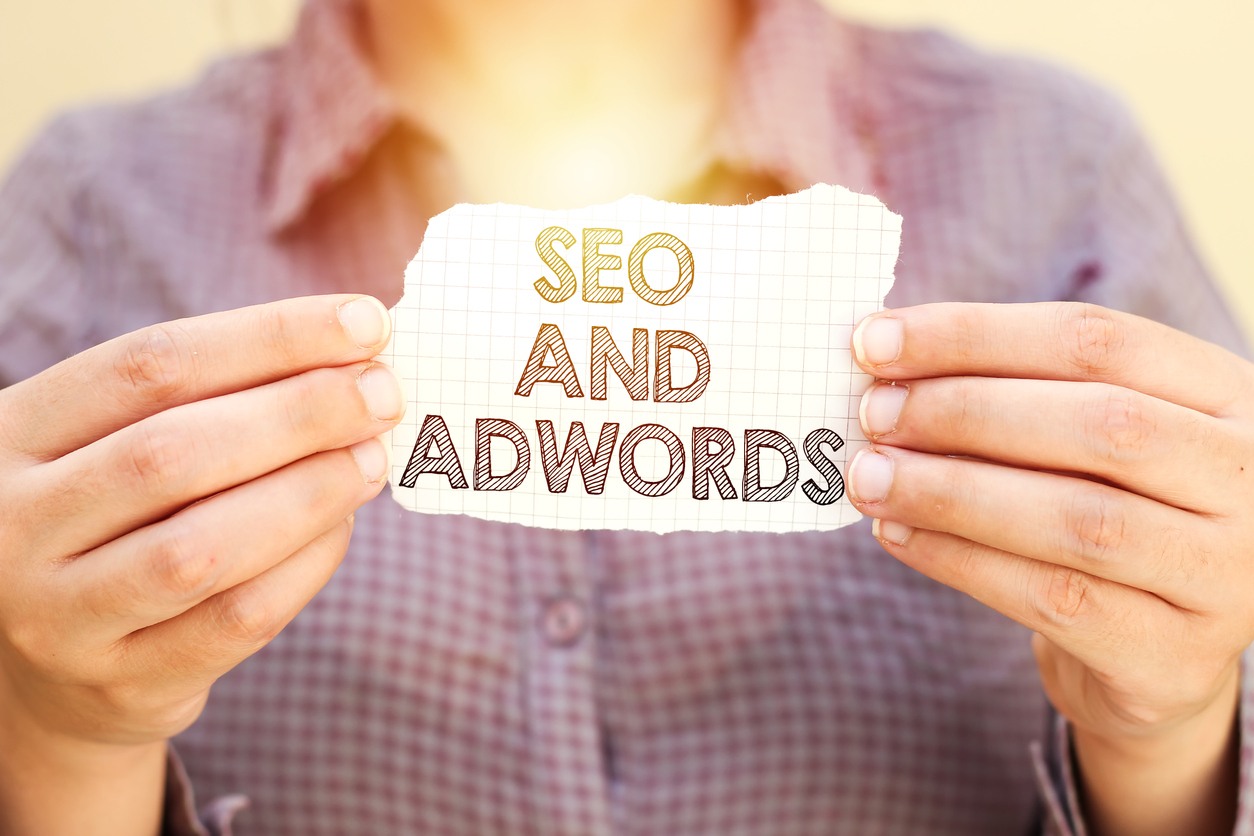 SEO VE ADWORDS metin ile gözyaşı kağıt tutan iş kadını