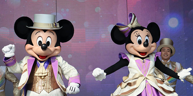 Mickey mouse e Minnie mouse se apresentando em um palco