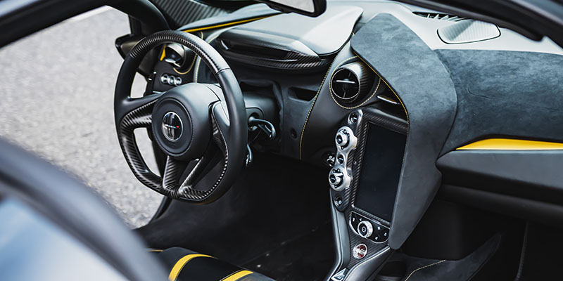 Interior de um carro McLaren 720S