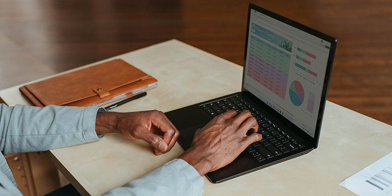 Una persona che aggiunge un grafico a torta su un laptop