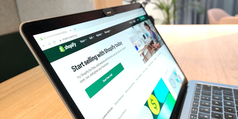 Bir dizüstü bilgisayarda Shopify ana sayfası