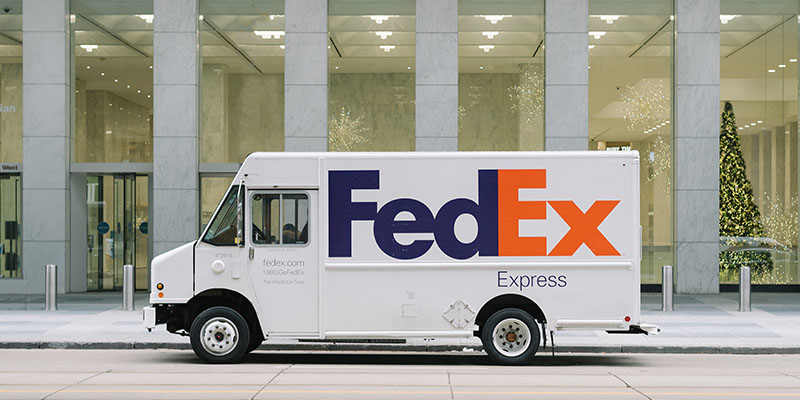 รถตู้ FedEx ด้านนอกอาคาร