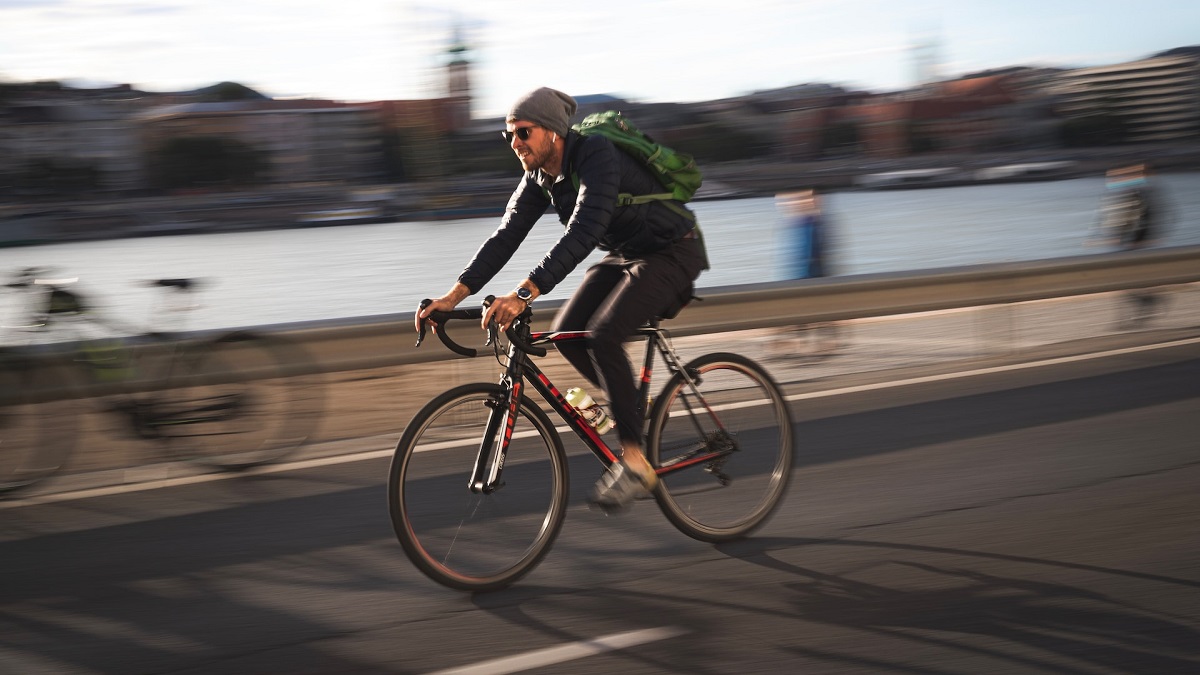 hombre en bicicleta