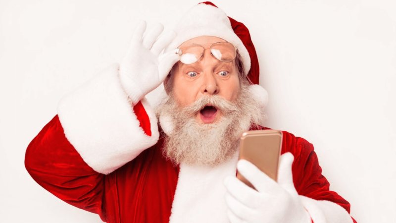 papai noel olhando para smartphone