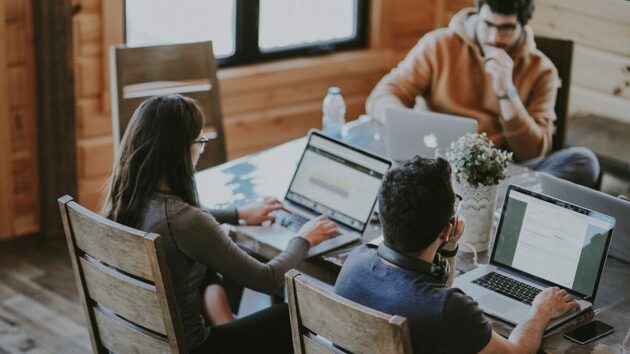 bureautique-concepteur-développeur-codeur-programmeur-travail d'équipe-transformation numérique-développement