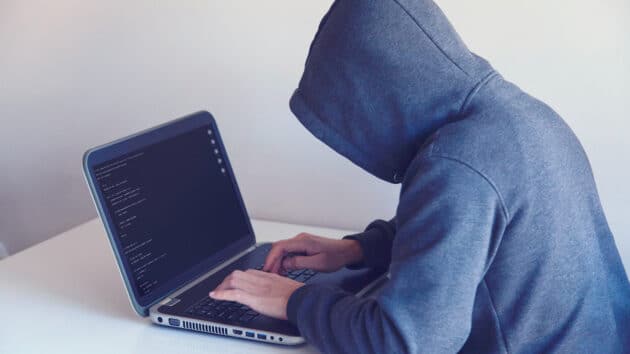 attaque-anonyme-cyber-fraude-hacker-sécurité-espion-voleur-menace