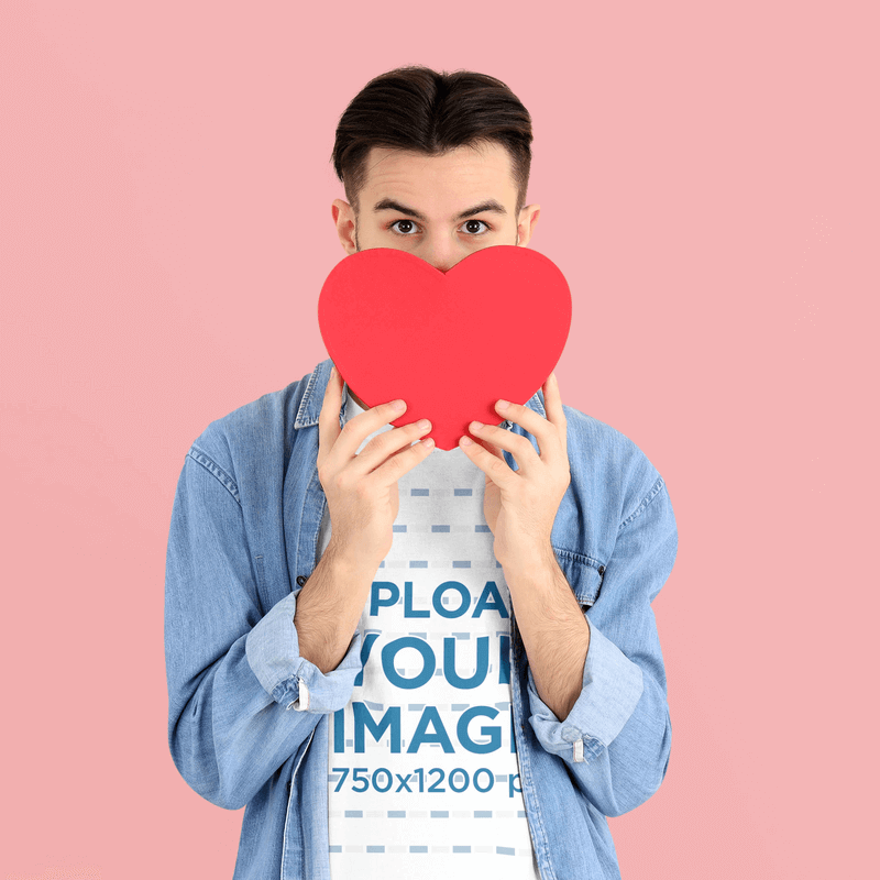 Maquette de t-shirt pour la Saint-Valentin avec un homme tenant un coeur découpé