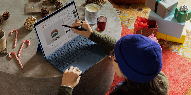 Donna che utilizza Surface Pro per progettare un negozio online