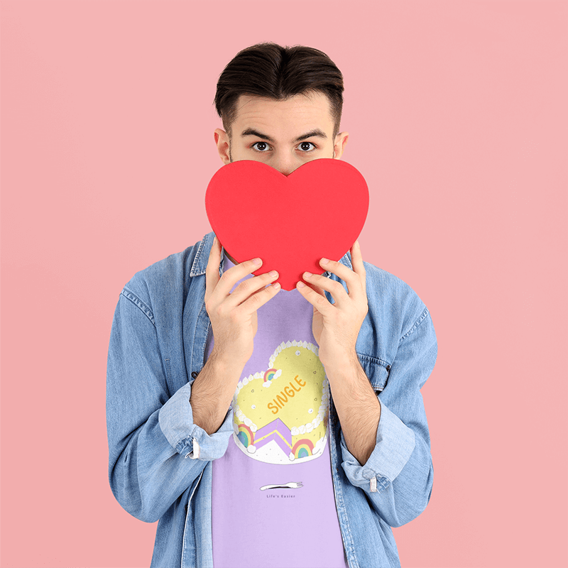 T Shirt Mockup Menampilkan Seorang Pria Memegang Kotak Berbentuk Hati Untuk Valentine