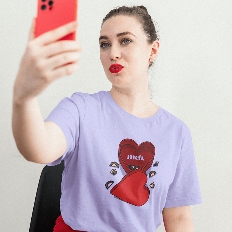 T Shirt Mockup Seorang Wanita Mengambil Selfie Dengan Pakaian Hari Valentine-nya