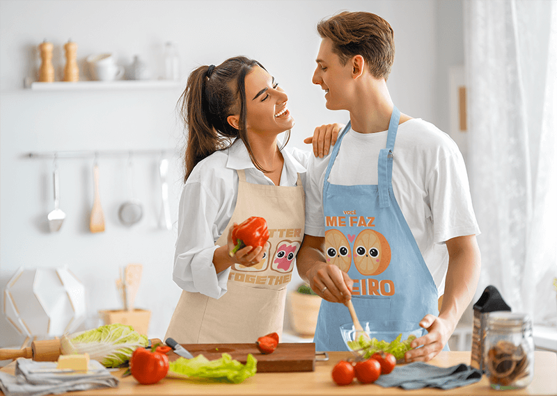 Mockup Celemek Menampilkan Sepasang Koki Bahagia Membuat Salad