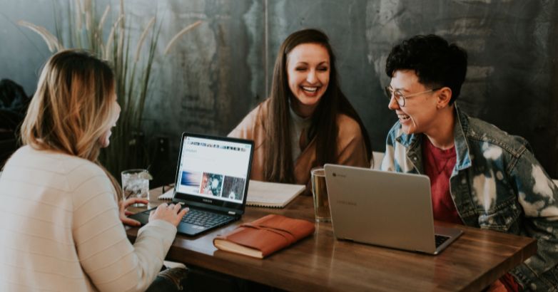 Le référencement local aide votre entreprise à se démarquer - même si vous n'avez pas de site Web - et aide à générer plus de trafic vers vos locaux grâce à des prospects en ligne.