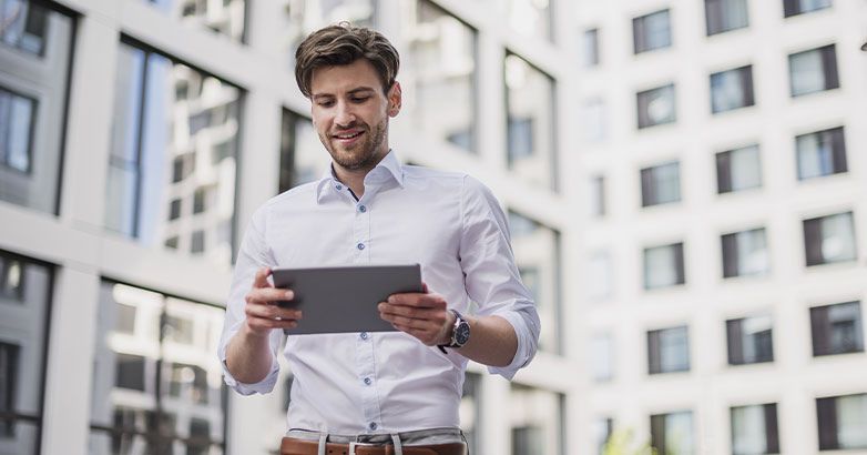 Le marketing immobilier consiste à créer et à mettre en œuvre un plan stratégique pour promouvoir et vendre ou louer des propriétés en utilisant divers canaux et tactiques de marketing pour atteindre des acheteurs ou des locataires potentiels.