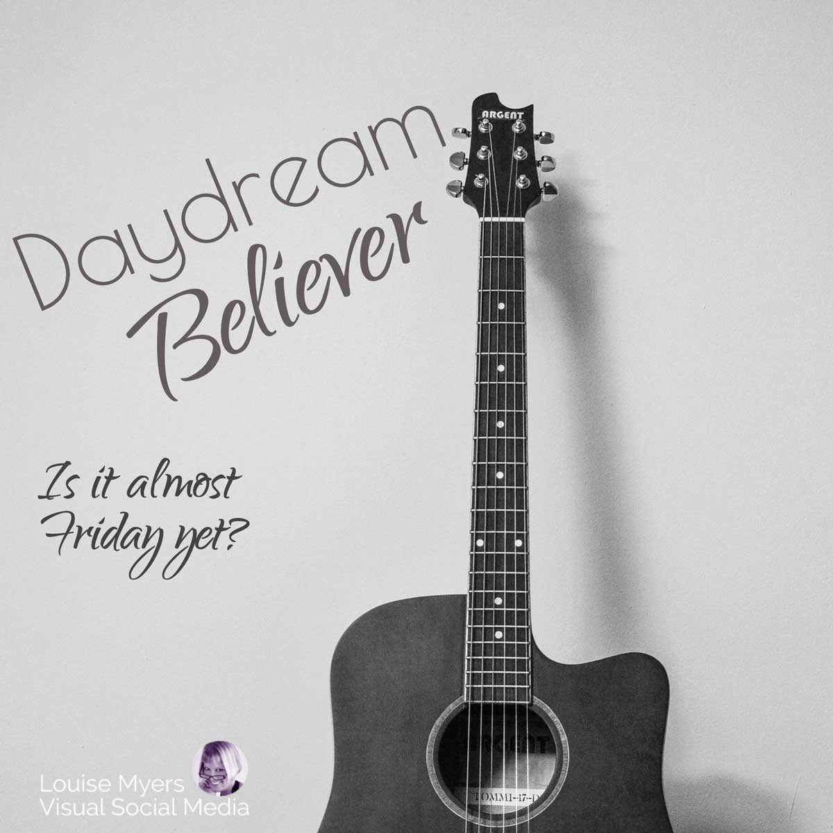 gitar yang disandarkan ke dinding memiliki teks bertuliskan Daydream Believer – apakah ini hari Jumat?