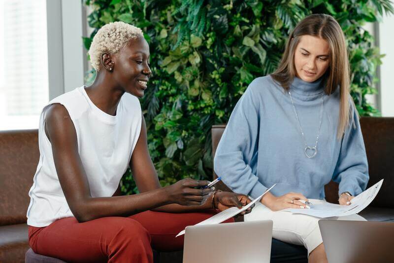 Deux femmes travaillant ensemble et regardant un rapport sur les réseaux sociaux Photo de Pexels