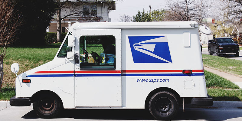 USPS-Van parkte vor einem Vorstadthaus